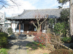 宝城寺本堂　日蓮宗の一寺、創建は不詳、1573～1593年間、開山は宝城院日道上人、本尊は一塔両尊四菩薩です。山門を通ると本堂があります
