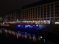 シュプレー川に架かる橋を渡ります。対岸に青白く「ＤＤＲ」の文字が見えます。東ドイツ時代の生活を再現した博物館です。
