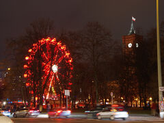 「赤の市庁舎」の前にも観覧車があります。ここにもクリスマスマーケットがあるのかな？

