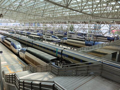 ソウル駅を散策します。韓国高速鉄道システム、KTXがたくさん並んでいます。釜山、大邱（テグ）、光州（クァンジュ）など、韓国の主要都市を結んでいます。