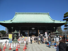 護国寺本堂　真言宗豊山派の一寺、創建年は1681年、開基は徳川五代将軍綱吉の生母桂昌院、開山は亮賢上人、本尊は如意輪観世音菩薩像です。八脚門の仁王門を潜る。門の正面側には阿形像と吽形像の金剛力士像、背面側には広目天と増長天の二天像が安置されている。石段を登り四脚門の不楼門を潜ると、六地蔵、社務所、弘法大師が祀られている大師堂、鐘楼、一言地蔵尊、多宝塔、薬師堂、正面に本堂があります。また墓地には以下の著名人の墓があります