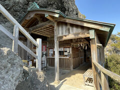 石室神社

伊豆の７不思議の一つ「石室権現の帆柱」がある神社

帆柱は社殿の床のガラス窓越しに見えます