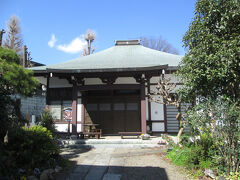 養国寺本堂　浄土宗の一寺、創建年は1624年、開基は三木松平家忠利とその娘養国院、開山は静蓮社寂誉上人、本尊は阿弥陀如来像です。山門を通ると正面に本堂があります