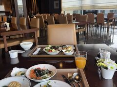朝食はビュッフェのレストラン、みのりで。
冬季は７：３０オープンのはずですけど、週末はフェイントで７時からやってるらしいです。
私達は、７：２０くらいにはいったのですけど、まだ空いてました(*^-^*)

このあと、７：３０くらいから、けっこうな混雑だった。