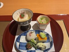今日の夕飯は＠ホテルで。
和洋折衷の『翠-midori-』にしようかな？と思いましたが、魚のメインが鰆だったので却下。
昨年の１２月から毎月ミディアムレアの鰆をいただいているので、
オーダーしたのは、おまかせ会席の『金kin-』

バイトばればれの、スタッフ♂が
”蟹うるい浸しその他のお料理の先付です”と雑な説明をしてました。
