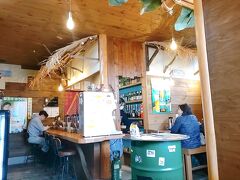 今日・明日でカレーを食べる予定はないので選んでみました。
店内はカウンター席とテーブル席があってオシャレな雰囲気。