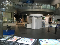 こちらの1F、2Fに三菱みなとみらい技術館が入っています。
土日祝日は16時まで、入館は15時半までで、この時は17時を過ぎすでに閉館。
