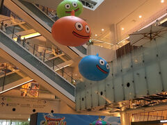 マークイズに入館すると、こちらの吹き抜けにもモンスターが展示されていました。
