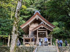 「素鵞社（そがのやしろ）」
ヤマタノオロチ退治で有名な素戔嗚尊（すさのおのみこと）を祀る社。大国主大神の父神とされ、御本殿後方の一段高いところに祀られています。神気を感じる場所です。稲佐の浜の砂を社の床下に供えて、かわりに素鵞社の砂を持ち帰ると、清めの御守りになると言われています。