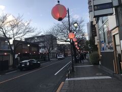 駅前に続く道に出ると提灯の飾りつけがあり、夏の到来の間近を感じた。