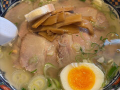 函館塩ラーメン。
温まりました。そして美味しかったー
やっぱりラーメンは食べないとね。
ね。食べるものが多くて全部制覇しきれないんです。

ちなみにこちらも駅から車で5分ちょっと。他にも駅周辺に塩ラーメンの人気店はありますよ。