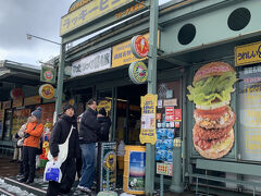 函館といえばラッキーピエロ。ハンバーガーのお店です。
食べたいものが多すぎで、日数がすくないので、今回は海鮮メインでいき、ラッキーピエロは次回のおたのしみです。

かなりの店舗があるようで、車で移動中に何店舗も見ました。
チャイニーズチキンバーガーが人気のようです。