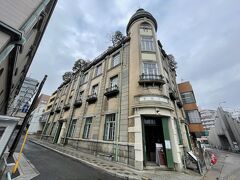 下関に戻り散策を再開します。「旧秋田商会ビル」へ

大正4年に竣工した和洋折衷の建物で、地下1階、地上3階、屋上には世界最古級の屋上庭園を持つ歴史的な建物を、見学料無料で見せてもらえます。

家業は主に木材取引や海運業を営み、創業者においては市議会議員や衆議院議員も歴任した下関の政界や経済界の重鎮です。
