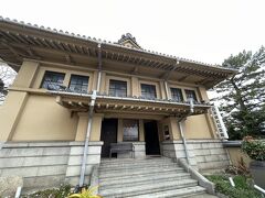 昼食の予約時間が近づいてきたので歩いて2分ほどの「史跡 春帆楼」に向かいます。
春帆楼は、日清戦争の講和会議が開かれ、下関条約が締結された歴史ある場所。

食事の前に敷地内にある「日清講和記念館」へ行ってみます。