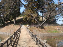 後の登山が控えているので、黒塚古墳はここから見ただけ
あの中に細長い石室があったのねー