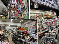 ビッグカメラで少し買い物をして、千日前筋を歩き道具屋筋商店街に来ました。

左利き用の道具等、一寸ホームセンターでは手に入りにくい面白い物が沢山販売されています。
奥様、こちらで探していたスープ用のお玉（横口レードル）を発見、サイズも色々あり悩んでいましたが無事購入しました。