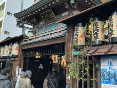 今宮戎への参拝道が通行規制て、一方通行になっていました。
大廻りになりますが、いつもの浪速寺 不動明王に参拝することが出来ました。

入口の門は山門かと思いますが、門上に鐘楼が乗っている鐘楼門です。