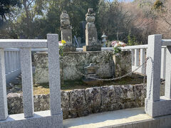 北條寺　北條義時の墓

右側の墓標が義時のもの

左は後妻の佐伯氏娘の墓