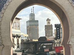 　旧市街は2.2㎞×1.2㎞の城壁に囲まれており、複雑な街並みから「世界一の迷宮都市」とも呼ばれています。1981年に世界遺産に登録されました。
　ブー・ジュールド門は旧市街への出発点です。
　タイルは門の外側が青、内側が緑になっています。門の中に写っているのはカラウィーンモスクです。