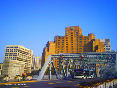 2.18（火）
8：10
ホテル出発。

8：30
ホテルそばのバス停で、外灘方面行のバスを待つ。

また降りる場所を間違えた。
でも、外白渡橋の方へ行けて、景色が良かった。