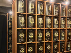 (お店の許可を得て撮影しました)

マドレーヌ広場の「マリアージュ　フレール」に紅茶を買いに来ました。
店内は、古いイギリス映画のような優雅さです。ずらりと並ぶお茶缶がゴージャスでした。

好みを告げると、お勧めの茶葉を出してくれます。特に柑橘系のフレーバーティーがいい香りでした。ブラックティーも美味しいです。
たくさん買ったので、少しおまけをいただけました。

