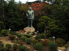 没後50年祭記念として飼い犬：カヤ像と同じ安藤照氏が8年をかけ製作し、1937年5月に完成した“西郷隆盛銅像”は一部紅葉が残る城山を背景に仁王立ちしていた。
鹿児島旅行中は高頻度で、この西郷隆盛銅像に遭遇することになる。
