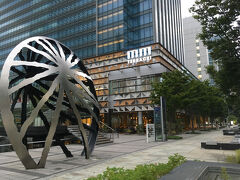 みなとみらいグランドセントラルタワーの横を通って、グランモール公園を北へ。
