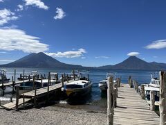 その後バスでアティトラン湖
パナハッチェルへ
対岸にはアティトラン山　トリマン山　サンペドロ山が見えています
これからボートでグアテマラのマヤ系先住民　カクチケル族の村を訪ねます
いいお天気　ボート日和です