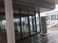 　海老名で最初はロマンスカーミュージアムを訪問しました。
　ロマンスカーミュージアムはロマンスカー歴代5車種の展示や沿線巨大ジオラマをはじめとし、子ども”も“大人”も関係なく楽しめる鉄道ミュージアムであります。鉄道そのものに加えて小田急線沿線の魅力も感じていただけ、見るだけでなくて色々な視点で過ごし方や楽しみ方ができる複合型ミュージアムとしての役割を担っています。
　お支払いは現金、交通系ICカードまたは各種クレジットカードがご利用いただけます。営業時間は10:00～17:00、定休日は火曜日となっています。