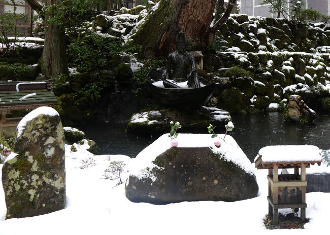 手水舎の横にある池に「一葉観音」が小舟に乗った姿で鎮座しています。<br /><br />道元禅師の船旅を守護したという言い伝えがあり、交通安全、水難除けにご利益があるそうです。