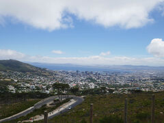 ケーブルカー乗り場でバスを降りました。
景色を楽しみます。

ケーブルカーに乗らなくてもここでもきれいに町が見渡せます。