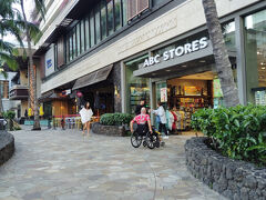 インターナショナルマーケットプレイスのあたりまで来ました。ABCストアを軽くうろうろ。