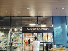 ワイキキマーケットにきました。1階がカフェやバーになっていて、階建を上がって2階にあります。朝ご飯と今日の夜ご飯のBBQの食材を買います。