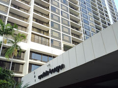 今回の宿泊先で候補に上がっていたアストンワイキキバニアンのエントランスが良い感じで、散歩がてらのぞくことにしました。