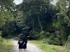 駐車場から３分程で入り口が見えて来た