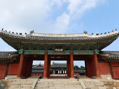 続いて、昌慶宮（チャンギョングン）へ。昌慶宮（チャンギョングン、???）は、ソウルにある朝鮮王朝の五大古宮の一つであり、特に王室の女性たちのための生活空間として建設された宮殿です。昌徳宮と隣接しており、一つの宮域（東闕）を形成していました。