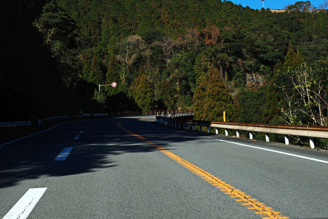 10：00から予約していたタイムズのカーシェアリングを利用して、今日は出水へ。<br />朝は昨日より寒かったけど移動している間に日差しが和らぎ、昼の出水は最高気温14℃まで上昇したのでポカポカだった。<br />11：25に元旦なので開いている店もほぼ期待できないので、出水に入ってすぐ夫が見つけた元旦も営業しているというスーパーよしだ（元旦は予約品のおせちやオードブルを取りに来る客のために営業してて、2日と3日が休業だった）で昼食を調達した。