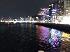 ちょうど食べ終わり、海岸へ行くと１９時。
ドローンショウが始まった。
周りは中国人か韓国人。