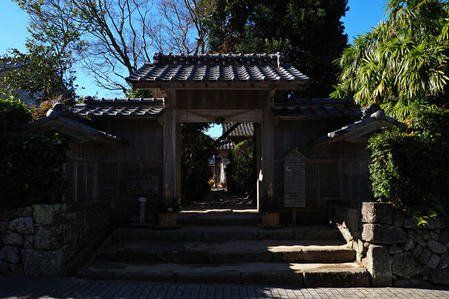 ＜武家門＞<br />公開武家屋敷の“竹添邸“は上級武士の屋敷で、元は肥後人吉にあった球磨城主：相良氏の一族で、相良氏と島津氏の戦いが和睦となり、島津氏に仕えるため大口に移住した。<br />1637年に米ノ津を経て江戸初期に出水麓に移住して以来、代々出水郷の要職を務めた家柄。