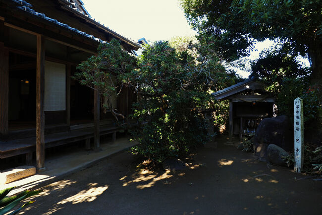 ＜氏神＞<br />正面には小さな祠があり氏神が祀られていた。<br />竹添邸の建物は幕末から明治期に建て替えられたそうで、現在は瓦屋根となっているけど江戸時代の武家屋敷は茅葺の屋根だった。<br />