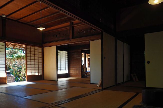 出水麓で唯一、座敷・次の間・玄関の間が鍵型に折れる配置でつくられた武家屋敷で、庭から覗くと部屋が続いているのがよく分かる。