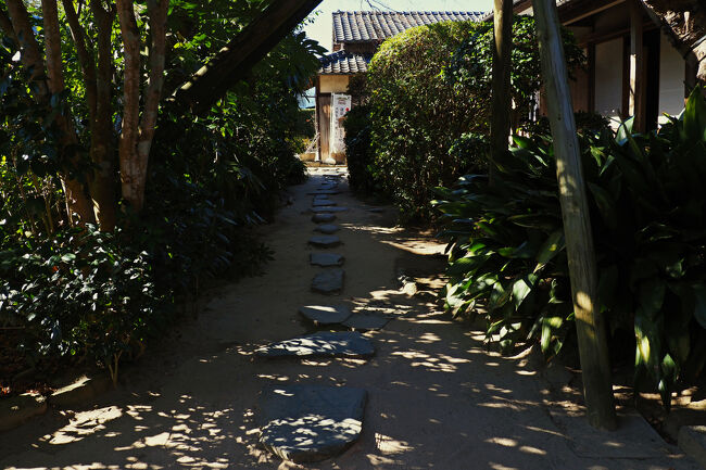 竹添邸は出水市が買い取って改修し、庭の馬小屋・風呂・蔵などはこの時再現されて1996年から一般公開されている。<br />武家門から真っすぐ伸びる踏み石を渡って玄関へ。