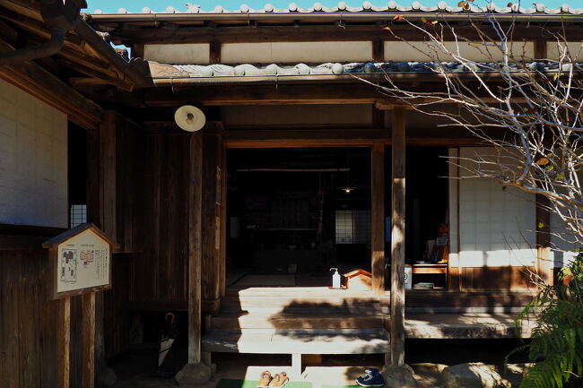 玄関は正面ではなく右に90度回転した位置にあり簡素な印象。<br />案内もしてもらえるけど先客が質問していたので、私たちは見学順路に従って反時計回りに見学することに。