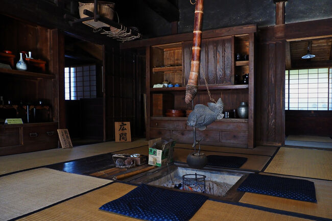 ＜広間＞<br />靴を脱いで最初に入る部屋が炉裏のある広間で、その名の通りゆったりしていて当主はここで食事をていた。