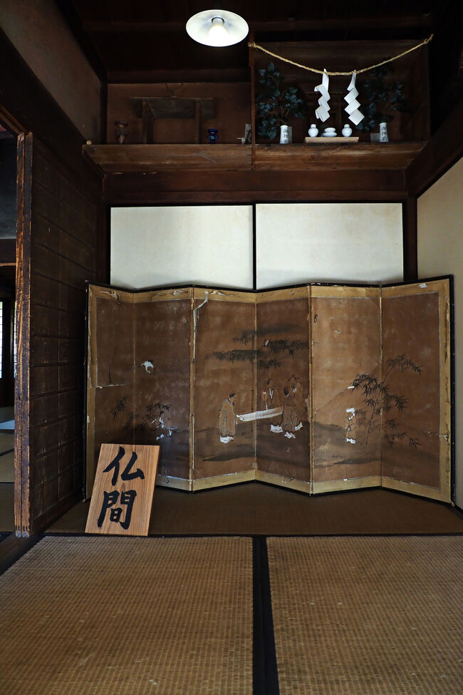 ＜仏間＞<br />仏間と書いてあるけど仏壇がなく、天井付近に神棚がある小さな部屋。<br />鹿児島でも明治初期に廃仏毀釈があり、仏壇を撤去して神棚を作ったと推測される。