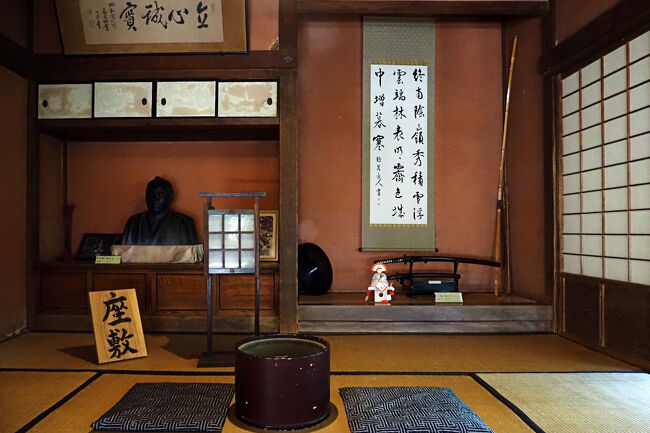 ＜座敷＞<br />壁にはベンガラが塗られていて特別感があり、他の部屋とは少し違う印象。<br />