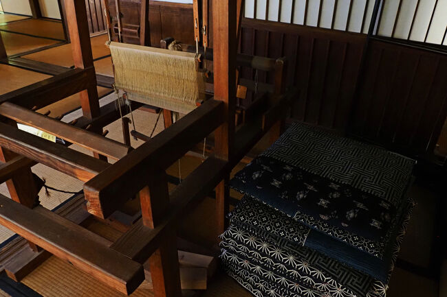 ＜機織りの間＞<br />障子がある部屋なので光が差しむけど、部屋の半分くらいを陣取る機織り機。<br />