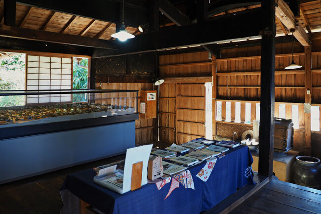 ＜板の間＞<br />なかえから玄関方向にある部屋は板張りになっていて今はジオラマ模型などが展示されているけど、元々ここは土間だったそうで農作業などが行われていた。