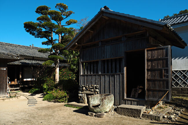 ＜風呂＞<br />靴を履いて外に出ると、玄関の向かいにには修復して再現された風呂場がある。<br />薪を焚くための通風孔が設けられていて、扉があるこちら側は床板が張ってあるので建物の反対側へ。