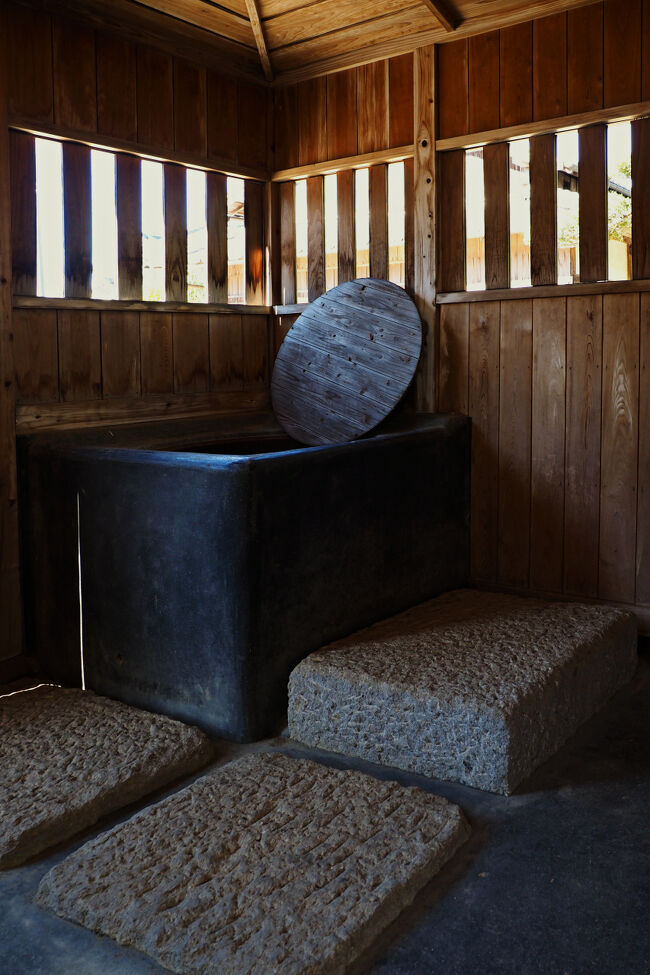 中に入ってみると、周囲を大きな平たい石に囲まれたミニマムな浴槽が隅に置かれていた。